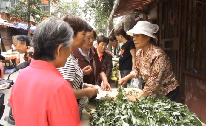 端午艾葉走俏，攤販大媽不睡覺連夜割采
