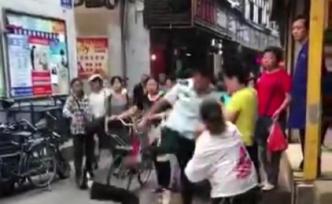 鄂州市古楼城管办回应小贩遭打：打人者是协管员，已被拘留