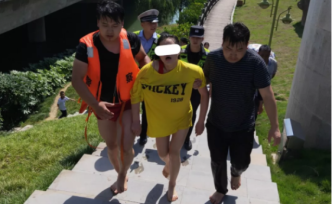 女子婚姻破裂跳水輕生，遵義公安縱身越下10米高橋救人