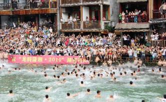 鳳凰古城上演“搶鴨子”大戰(zhàn),引數(shù)萬(wàn)游客居民觀賞