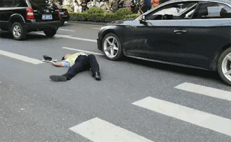 協(xié)警示意奧迪禮讓行人，敲窗時被帶倒昏迷