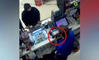 當持斧頭的劫匪遇上持槍店員：跪地求饒