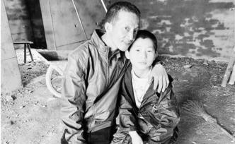 兒子害怕住校，衢州殘疾爸爸每天騎行近百里送學后再去打工