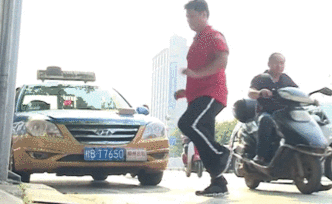 壓力大，的哥的姐等客時(shí)路邊跳起曳步舞