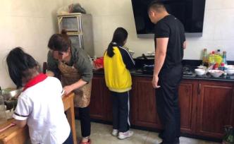 嫌疑人正為女兒準(zhǔn)備學(xué)校參賽美食，民警一起煮完西米露再抓人