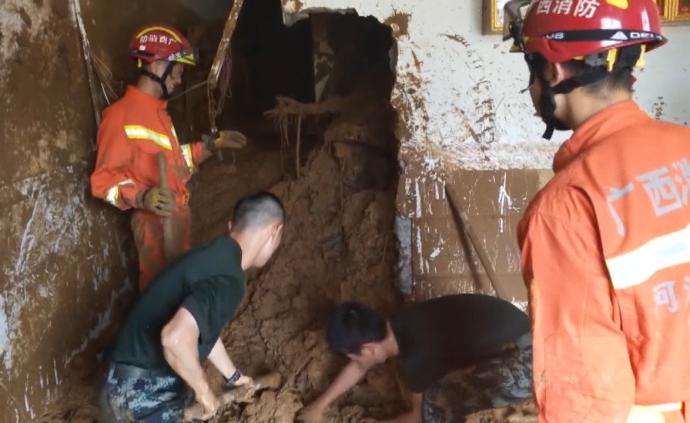 廣西南丹泥石流，淤泥涌進(jìn)屋內(nèi)掩埋村民   