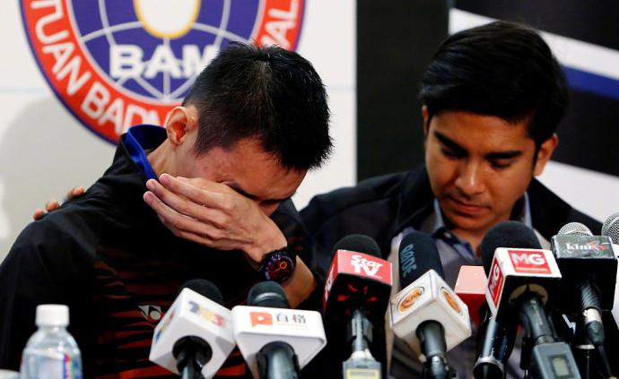 李宗伟退役发布会上落泪，去年查出患癌