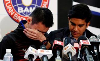 李宗伟退役发布会上落泪，去年查出患癌