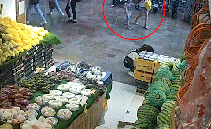 深圳一玻璃窗20樓墜落，砸中6歲男童