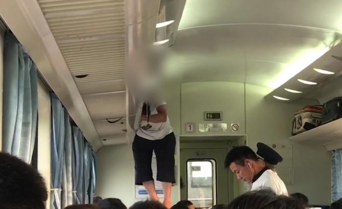乘客两次爬火车行李架睡觉,乘务员警告