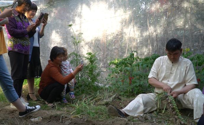 圍拍“大衣哥”朱之文