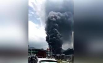 福州閩侯青口一紡織廠倉庫起火，100多名消防指戰(zhàn)員赴現(xiàn)場