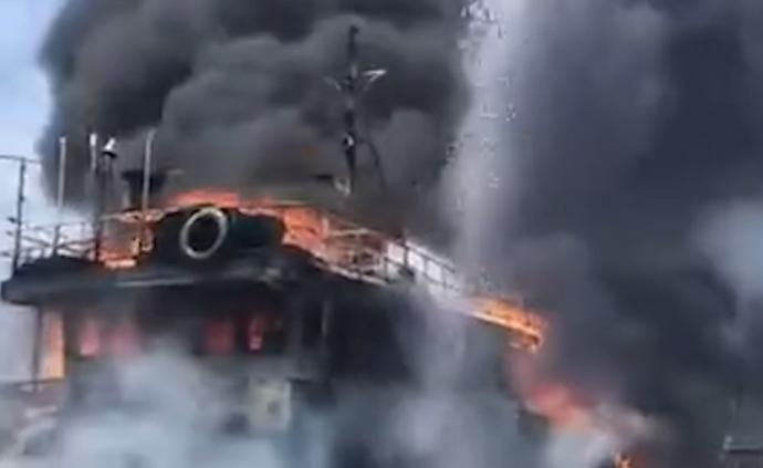 泉州一渔港内渔船突发大火,无人伤