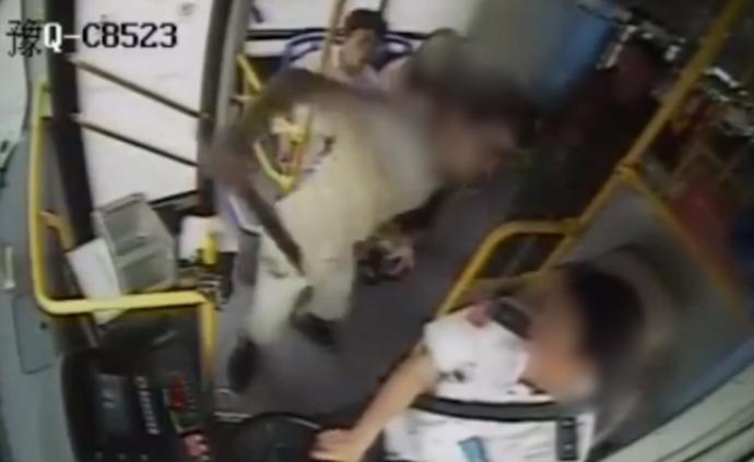 小伙坐過站刀捅公交司機,乘客見義勇為