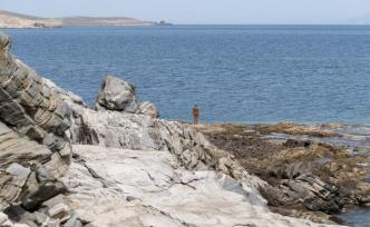 安東尼·葛姆雷在希臘荒島辦展：越過(guò)時(shí)間，等待與人的相遇