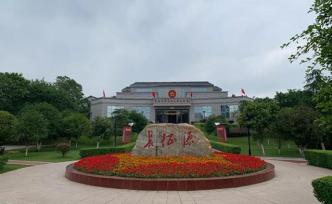今天，我們?yōu)槭裁匆僮唛L征路？