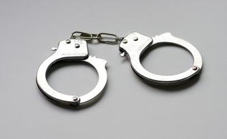 醉漢坐過站要求公交車倒回車站遭拒，多次拉拽方向盤被批捕