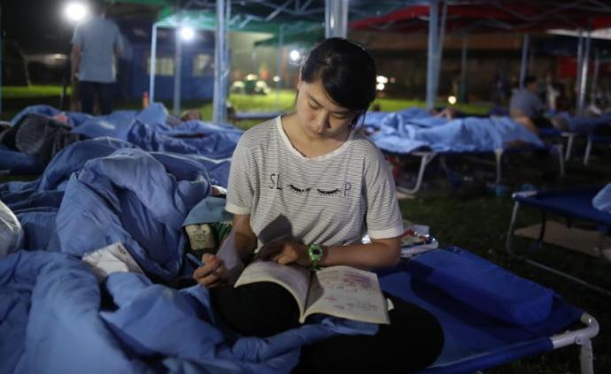 四川長(zhǎng)寧震中安置點(diǎn):初二女孩埋頭讀書準(zhǔn)備期末考