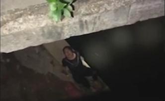 女子爬上隔離帶看熱鬧，墜入河道等救援