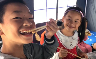 三菜一汤有肉，宜宾地震灾民吃上热饭菜