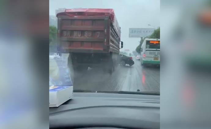 轎車打滑撞貨車，貨車?yán)^續(xù)打滑推著轎車跑