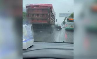 轎車打滑撞貨車，貨車?yán)^續(xù)打滑推著轎車跑