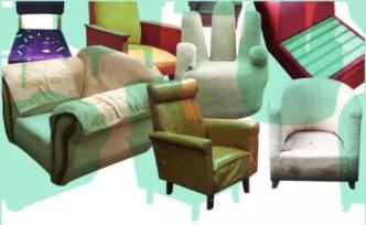 街頭為什么有這么多舊沙發(fā)？在搞清楚之前，她決定先拍下來