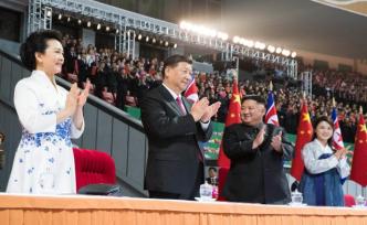 習(xí)近平和彭麗媛觀看朝鮮大型團(tuán)體操和藝術(shù)演出