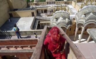 在印度这座神庙供奉着两万多只活老鼠，游人需赤脚入内参观