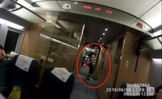 為還債男子吞63根“毒香腸”跨國運毒，5天后毒品破裂昏迷