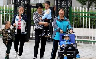 哈爾濱“腦癱村”：背井離鄉(xiāng)的奶奶姥姥們和“超齡”腦癱患兒