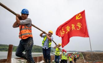 700米長龍！百人扛萬斤電纜為隧道供電