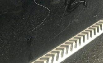 路边停车被堵三小时不见挪走，姑娘用口红壳划车泄愤面临刑责