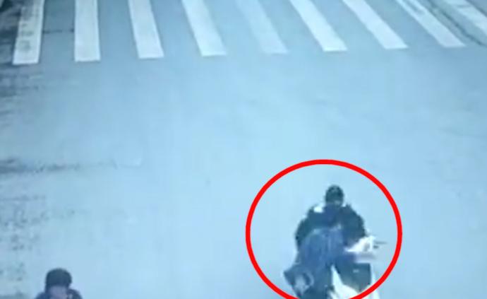 中学生骑车撞行人，逃逸未施救致其身亡