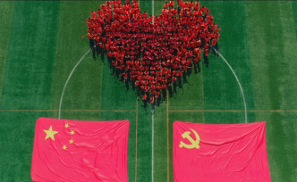 足球娃娃唱心声：我和我的祖国