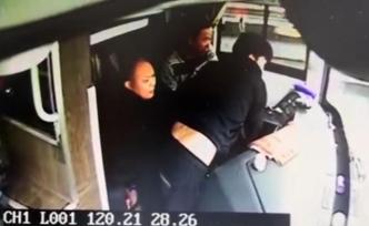 高速大巴乘客一言不發(fā)起身搶奪方向盤致5人受傷，已被刑拘