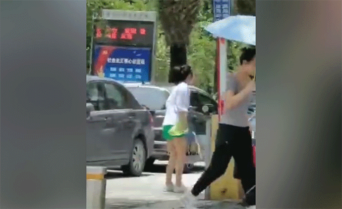 寶馬女車(chē)主停車(chē)堵住入口,與保安大打出手