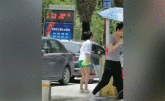 寶馬女車主停車堵住入口，與保安大打出手