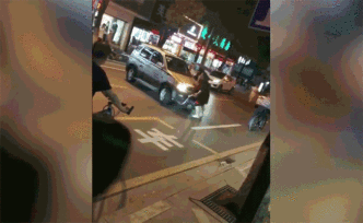 無(wú)證駕車(chē)撞人逃逸，傷者妻子攔截被頂行