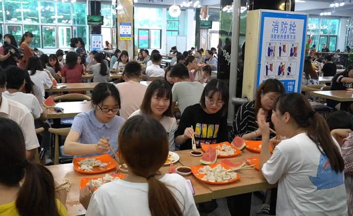 12萬個(gè)餃子1噸瓜，四千畢業(yè)生免費(fèi)吃