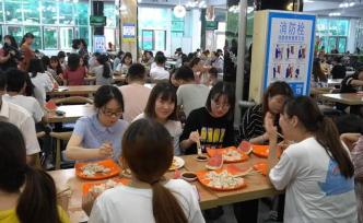 12萬(wàn)個(gè)餃子1噸瓜，四千畢業(yè)生免費(fèi)吃