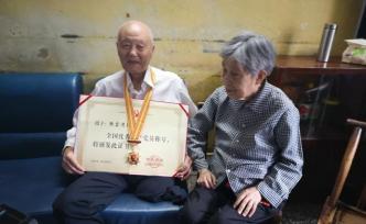 張富清“全國優(yōu)秀共產(chǎn)黨員”稱號頒授儀式在湖北來鳳縣舉行