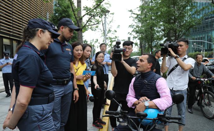 意大利警察在滬巡邏,路遇老鄉(xiāng)贊美食