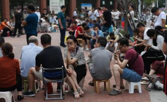 城事丨小學(xué)入學(xué)報(bào)名家長(zhǎng)凌晨排隊(duì)，校方勸都勸不住