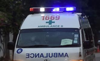 泰国一载客面包车撞上卡车致8名中国游客受伤：当时试图超车