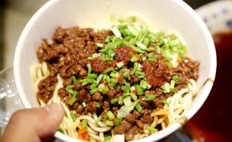 拍热干面照片、播《故乡的云》……海外追逃这样“攻心为上”