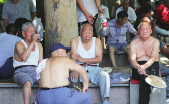 公共场所赤膊光膀子要被曝光或罚款，多地推举措整治“膀爷”