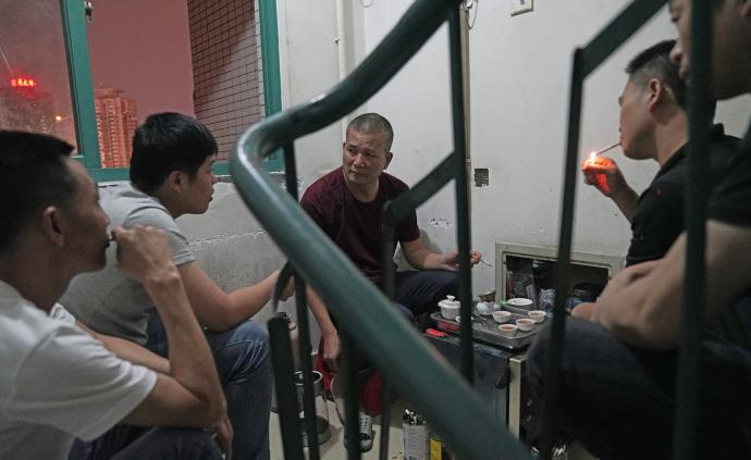 為救白血病孩子的命，五個爸爸每晚蹲樓道泡茶聊天