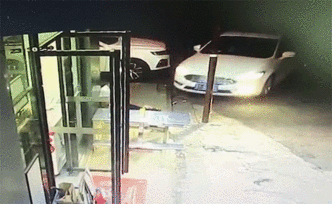 剛拿駕照，女司機練車直懟商店撞傷兩人