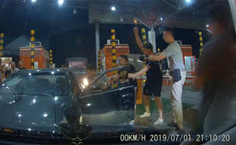 四川資陽打掉一大型盜車團(tuán)伙，民警鳴槍示警攔下瘋狂沖關(guān)車輛